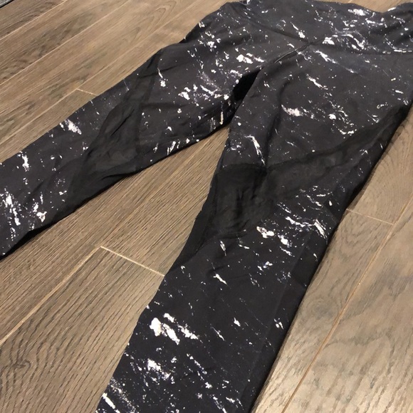 Varley marble leggings in size medium - Picture 2 of 3